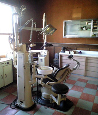 2階部分の昔の歯科医院の展示。